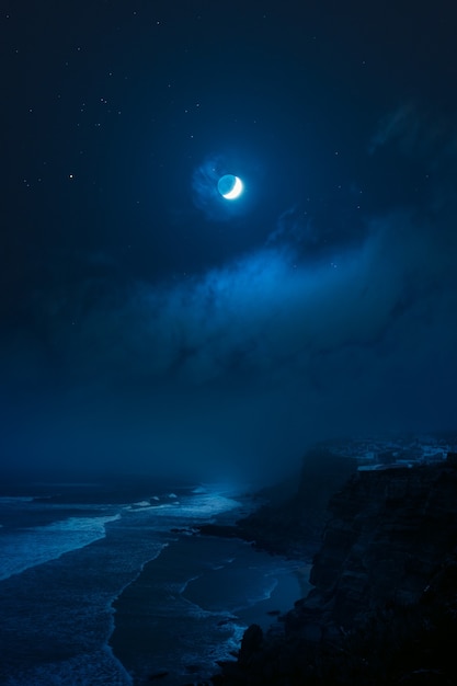 Spiaggia rocciosa sotto la luna piena