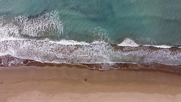 spiaggia rossa fotografata da un drone