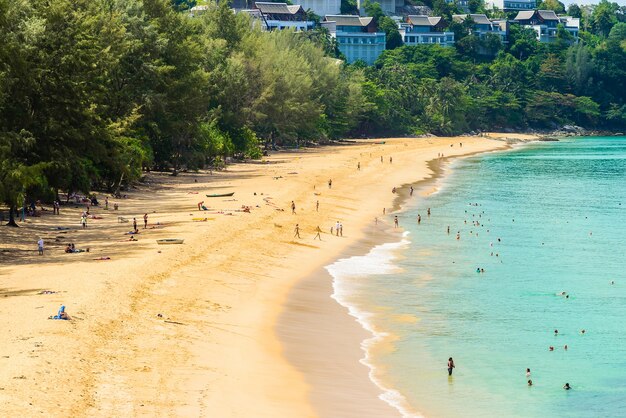 Spiaggia tropicale, con mare calmo