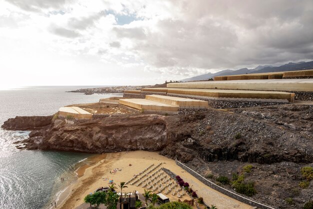 Spiaggia tropicale con scogliere sullo sfondo