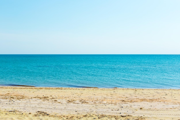 Spiaggia tropicale con sfondo di vacanza estiva di sabbia