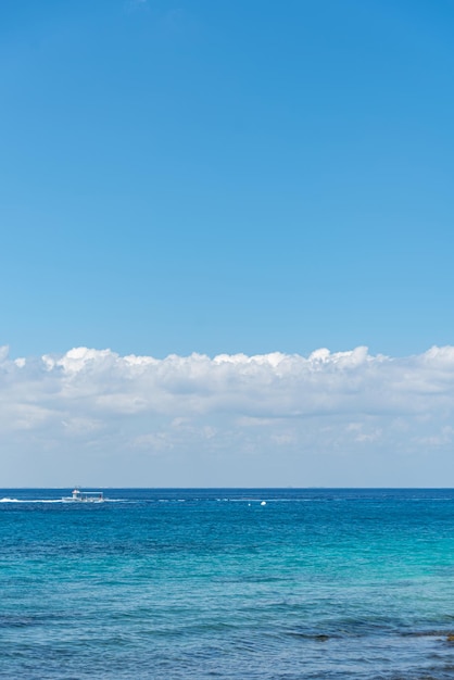 Spiaggia tropicale in una giornata di sole