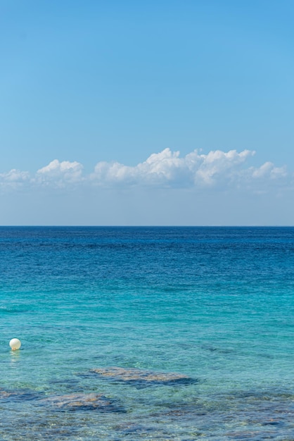 Spiaggia tropicale in una giornata di sole