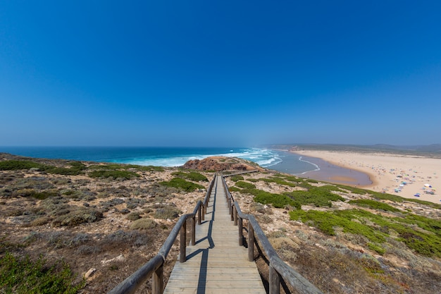 Spiaggia tropicale perfetta per trascorrere pomeriggi estivi in Algarve, Portogallo