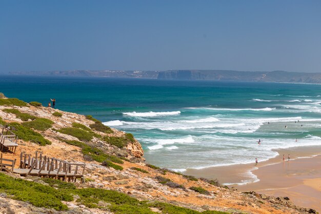 Spiaggia tropicale perfetta per trascorrere pomeriggi estivi in Algarve, Portogallo