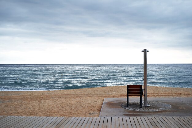 Spiaggia vuota in una giornata nuvolosa