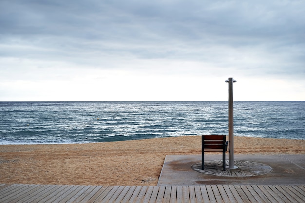 Spiaggia vuota in una giornata nuvolosa