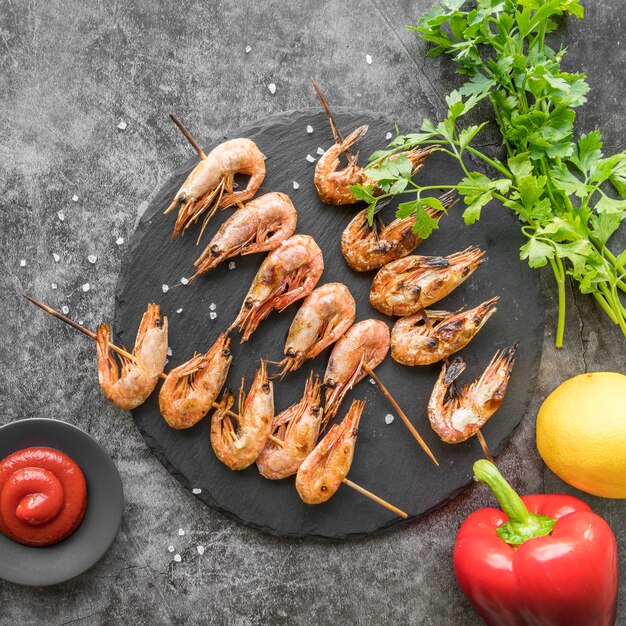Spiccioli di gamberetti con salsa su tavola