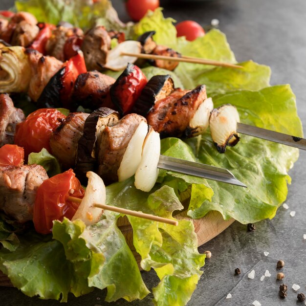 Spiedini di pollo alla griglia con il primo piano di verdure