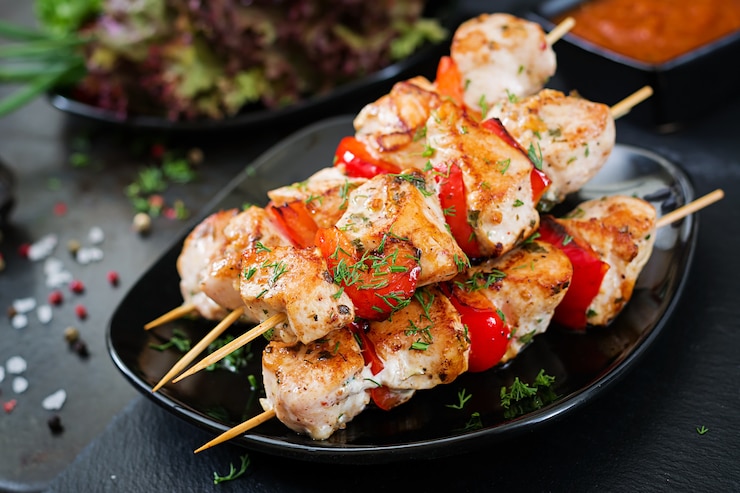 Foto gratuito spiedini di pollo con fette di peperoni e aneto.