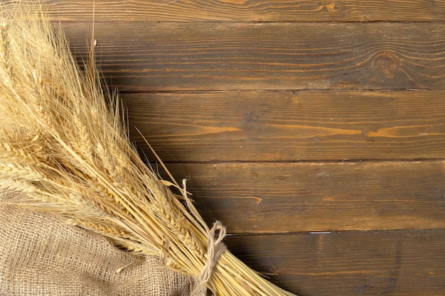 Spighe di grano sul tavolo di legno