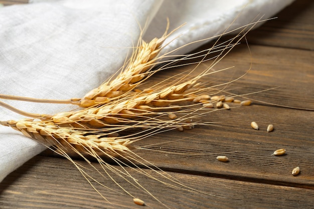 Spighe di grano sul tavolo di legno