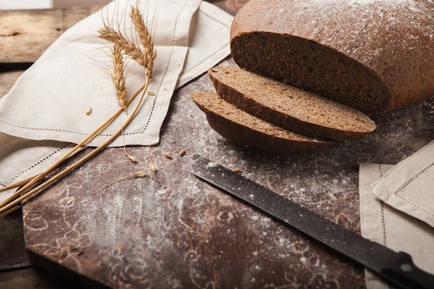 Spighette della segale del pane su un fondo di legno