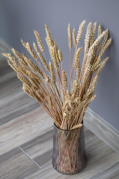 Spighette di grano in un vaso di vetro un elemento di arredo d'interni