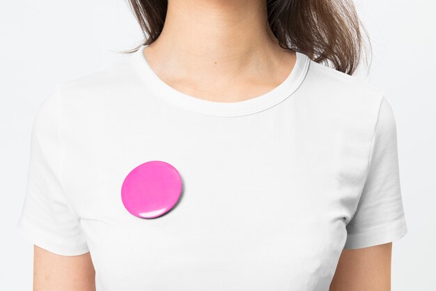 Spilla con distintivo vuoto rosa su t-shirt da donna con spazio per il design