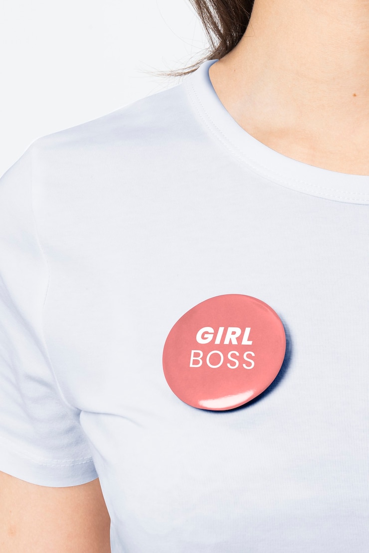 Foto gratuito spilla del distintivo del capo della ragazza su una t-shirt da donna da vicino