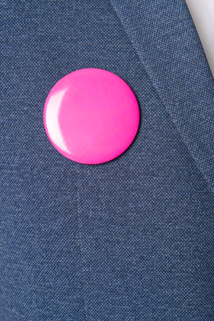 Foto gratuito spilla rosa su blazer blu