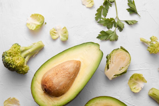 Spinaci e verdure di avocado su fondo bianco