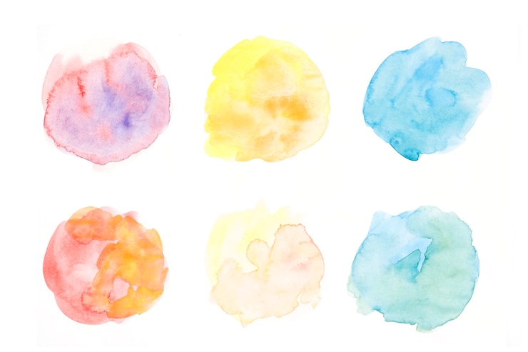Foto gratuito splatter circolare colorato disegnato a mano su sfondo bianco