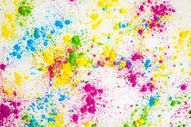 Splatter multicolore della polvere su fondo bianco