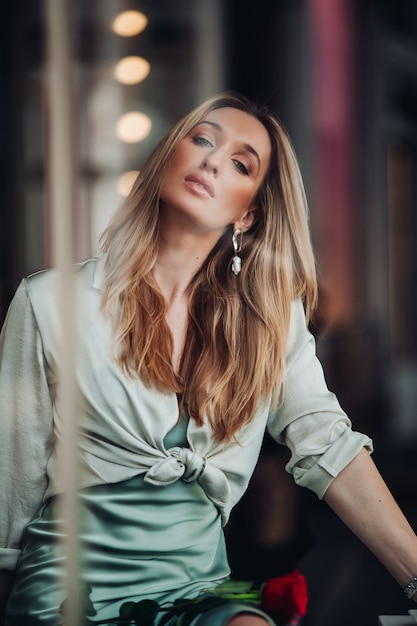 Splendida donna con i capelli lunghi in posa per la telecamera