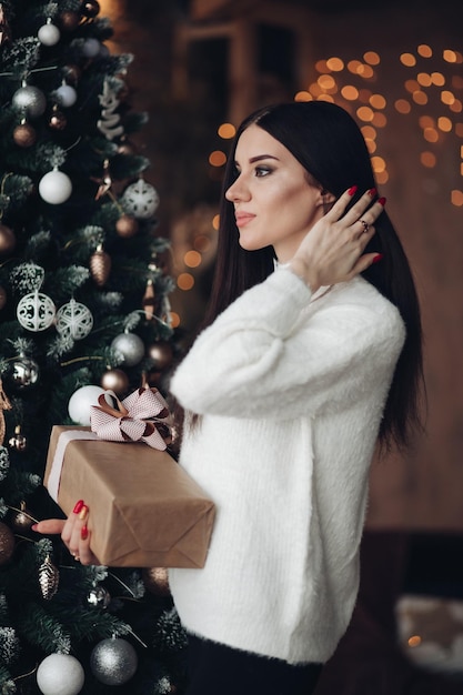 Splendida ragazza con lunghi capelli scuri con piccola nana bianca