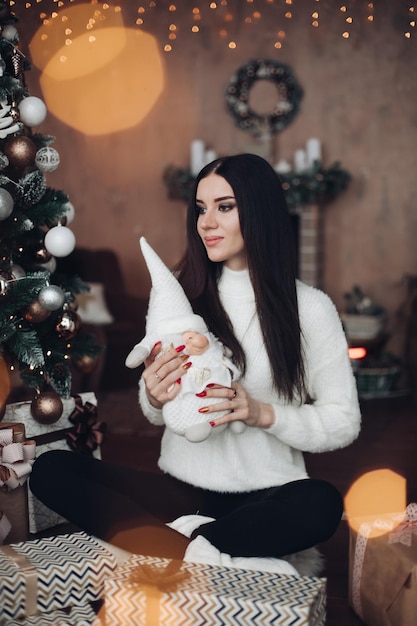 Splendida ragazza con lunghi capelli scuri con piccola nana bianca