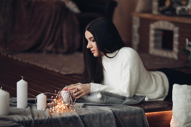 Splendida ragazza con lunghi capelli scuri con piccola nana bianca