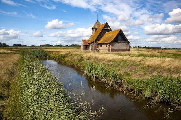 Splendida ripresa della chiesa Thomas a Becket a Fairfield su Romney Marsh Kent nel Regno Unito