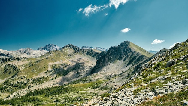 Splendida scena di un crinale montuoso in Costa Azzurra