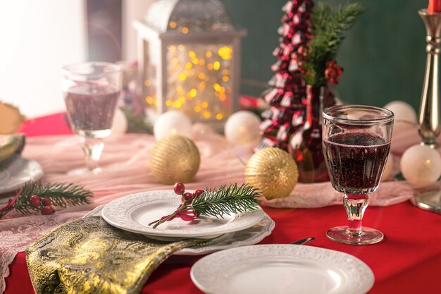 Splendida tavola di Natale con decorazioni