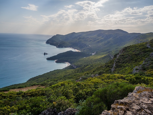 Splendida vista dall'alto sulle colline coperte di foreste nel Parque Natural da Arrábida a Casal, Portogallo