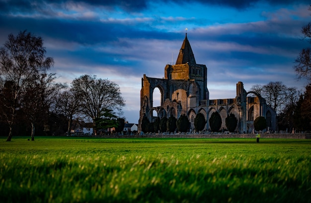 Splendida vista dell'Abbazia di Crowland da Snowden Field in una giornata nuvolosa