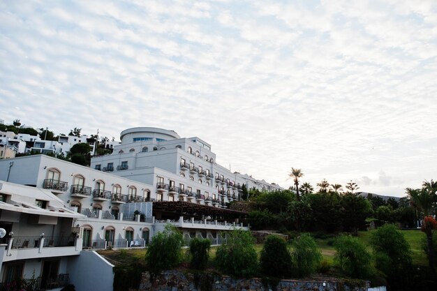 Splendida vista dell'hotel di lusso con cielo nuvoloso a Bodrum in Turchia