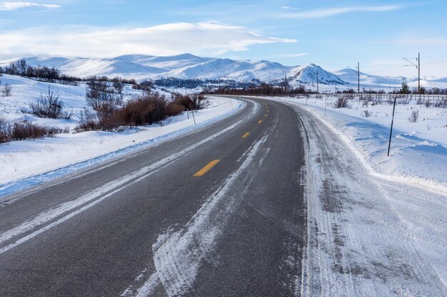 Splendida vista della strada ghiacciata nel mezzo del freddo inverno in Norvegia