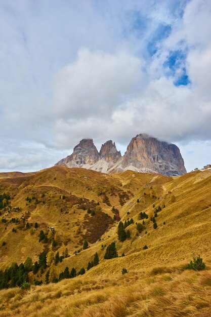 Splendida vista mattutina dalla cima del passo Giau Colorato paesaggio autunnale nelle Alpi Dolomitiche Cortina d'Ampezzo località Italia Europa