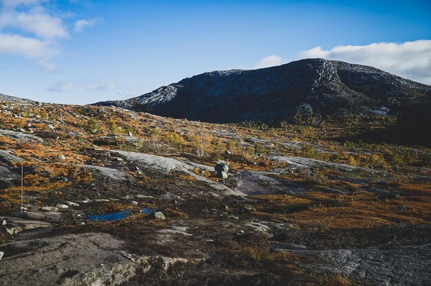 Splendida vista panoramica delle imponenti montagne scandinave nella stagione autunnale.