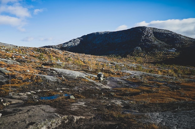 Splendida vista panoramica delle imponenti montagne scandinave nella stagione autunnale.