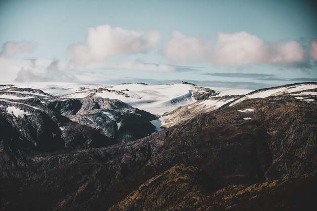 Splendida vista panoramica delle imponenti montagne scandinave nella stagione autunnale.