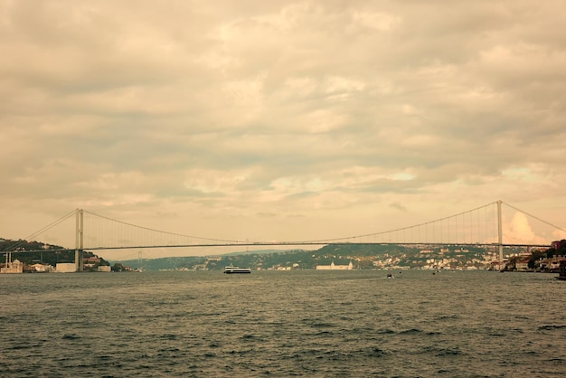 Splendida vista sul Bosforo il ponte sul Bosforo che collega i lati asiatici ed europei di Istanbul Ponte sul Bosforo a Istanbul Turchia che collega l'Asia e l'Europa