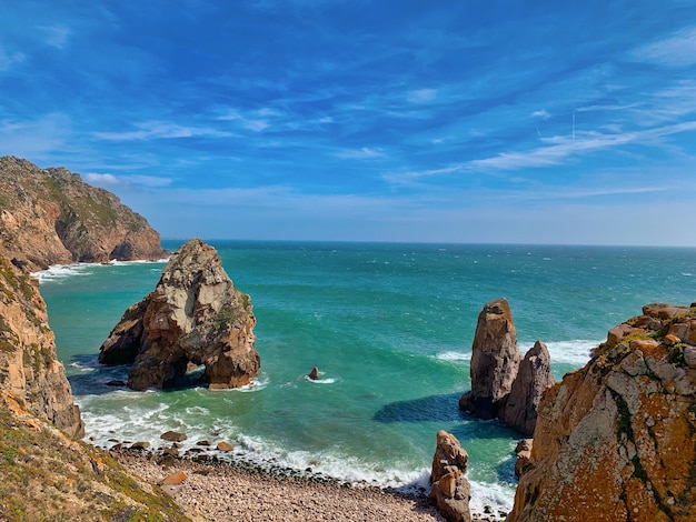 Splendida vista sul mare con immense formazioni rocciose su una costa