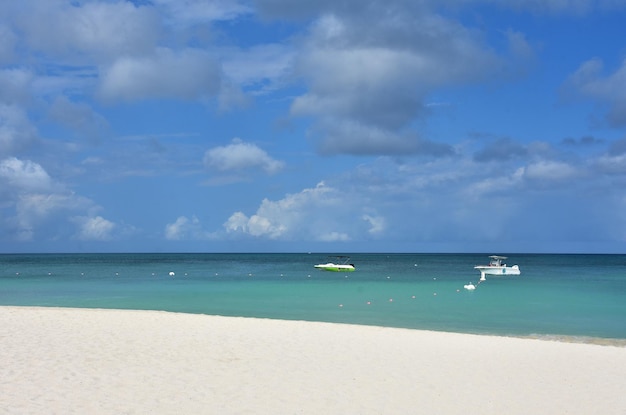 Splendide acque turchesi al largo di una spiaggia di sabbia bianca ad Aruba