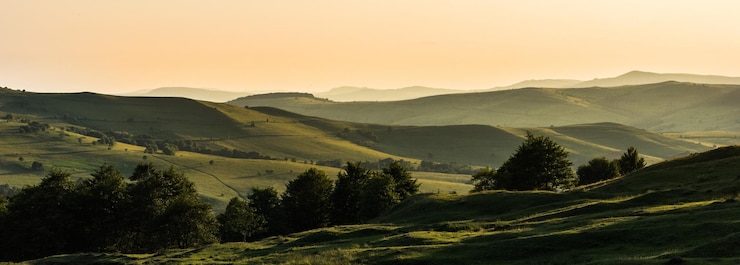 Foto gratuito splendidi paesaggi collinari in transilvania romania
