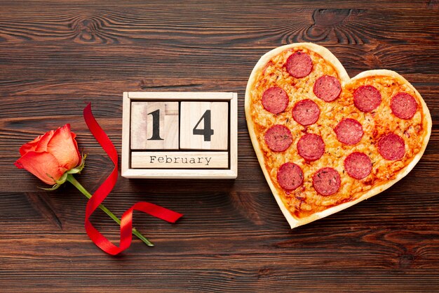 Splendido arrangiamento per la cena di San Valentino con decorazioni in legno con data