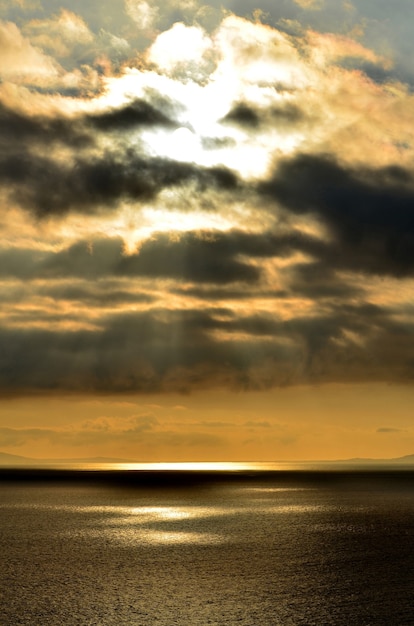 Splendido cielo nell'isola di Skye con acque sottostanti