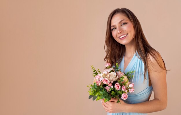 Splendido ritratto di damigella d'onore con boquete di fiori