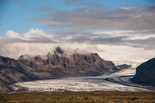 Splendido scenario dei ghiacciai islandesi sotto bellissime nuvole bianche e soffici
