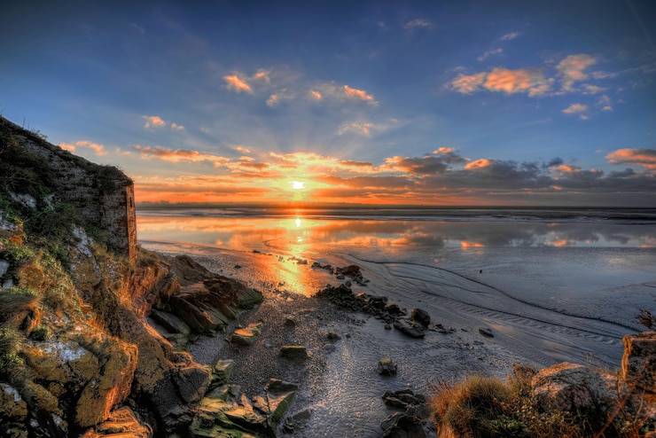Foto gratuito splendido scenario dell'alba mozzafiato che si riflette nel mare
