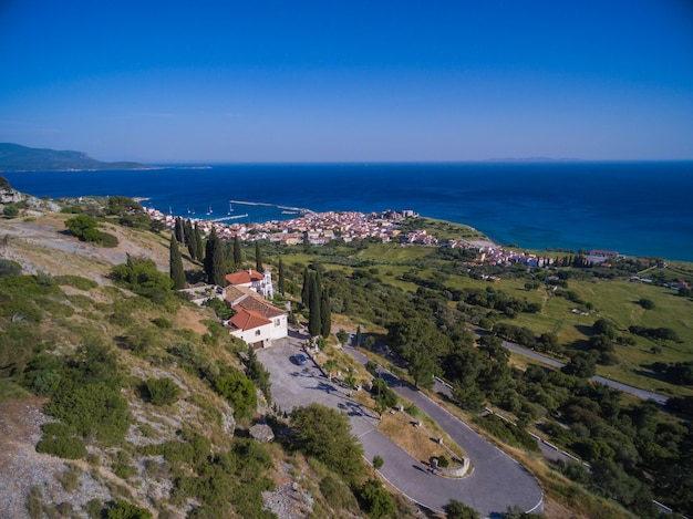 Splendido scenario della spiaggia sull'oceano a Samos, Grecia