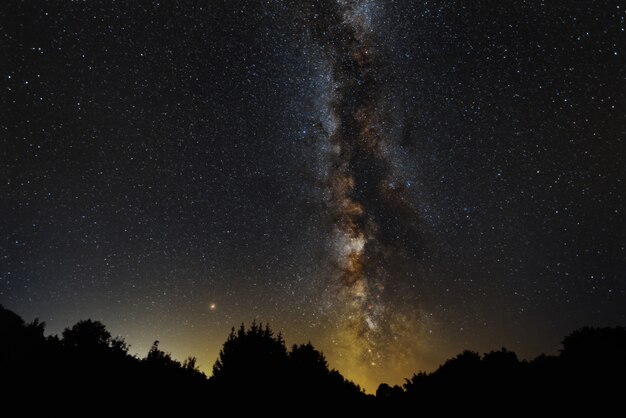 Splendido scenario della Via Lattea e Mard in Petrova Gora, Croazia